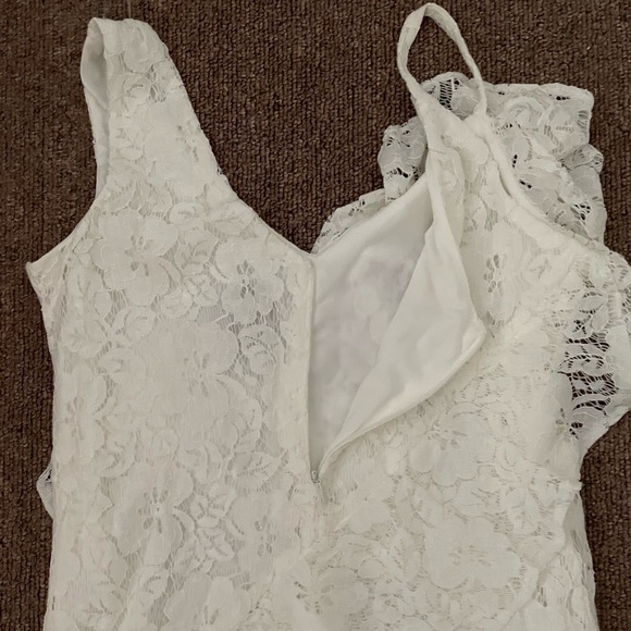 🌸 White lace dress that’s great for a tropical trip - Picture 1 of 3